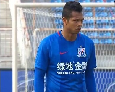 律师冷笑道：对不起哦老太太，不跟你们合作、封杀你们的决定，就是我们王总做的，我们王总还说，像你这样为老不尊、恬不知耻的老东西，不配跟我们合作。